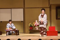 桂米朝五年祭記念「『喜劇 なにわ夫婦八景』米朝・絹子とおもろい弟子たち」より。(c)松竹