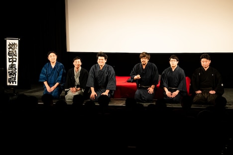 「劇団『地蔵中毒』寄席 vol.1～ふやけ寿司再生工場～」より、左から関口オーディンまさお、かませけんた、栗原三葉虫、大谷皿屋敷、東野良平、立川がじら。（撮影：塚田史香）