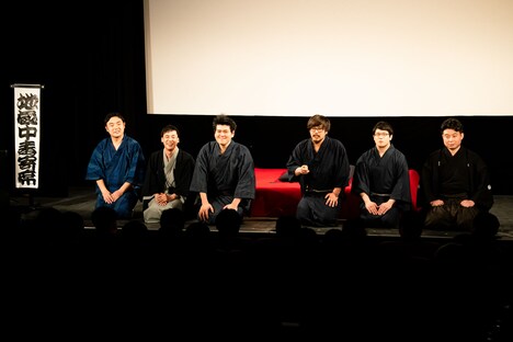 「劇団『地蔵中毒』寄席 vol.1～ふやけ寿司再生工場～」より、左から関口オーディンまさお、かませけんた、栗原三葉虫、大谷皿屋敷、東野良平、立川がじら。（撮影：塚田史香）