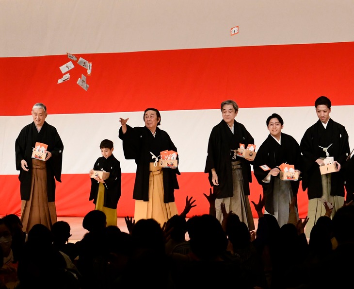 左から市川左團次、寺嶋眞秀、尾上菊五郎、中村梅玉、中村莟玉、中村梅枝。