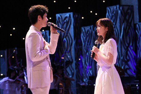 フジテレビ系「MUSIC FAIR」より、左から三浦春馬、生田絵梨花。 (c)フジテレビ