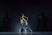 「クリア、ラウド、ブライト、フォワード」より。(c)Paris Opera Ballet