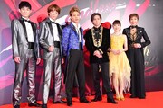左から松崎祐介、越岡裕貴、上田竜也、堂本光一、梅田彩佳、前田美波里。