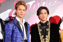 左から上田竜也、堂本光一。