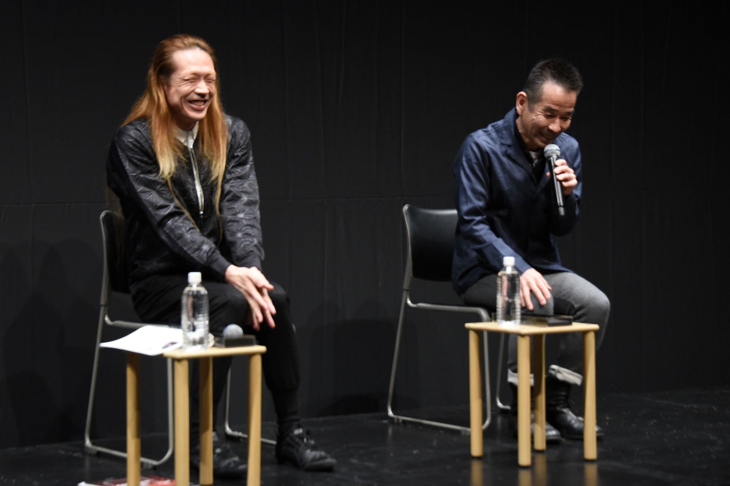 左から森山開次、小野寺修二。