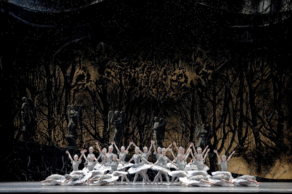 「くるみ割り人形」より。(c)Paris Opera Ballet