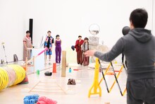 チェルフィッチュ×金氏徹平「消しゴム森」のリハーサル風景。（撮影：木奥惠三、写真提供：金沢21世紀美術館）