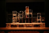 仮組みされた「罪と罰」の舞台美術。