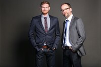 左からマイケル・クーマン、クリストファー・ダイモンド。