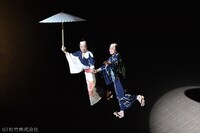 「東海道中膝栗毛（やじきた）」より。(c)松竹株式会社