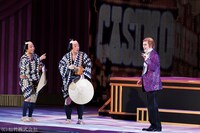 「東海道中膝栗毛（やじきた）」より。(c)松竹株式会社