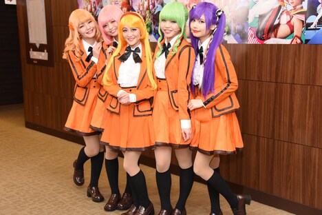 左から平塚日菜（ふわふわ）、西葉瑞希、上西恵、佐藤日向、鹿目凛（でんぱ組.inc）。