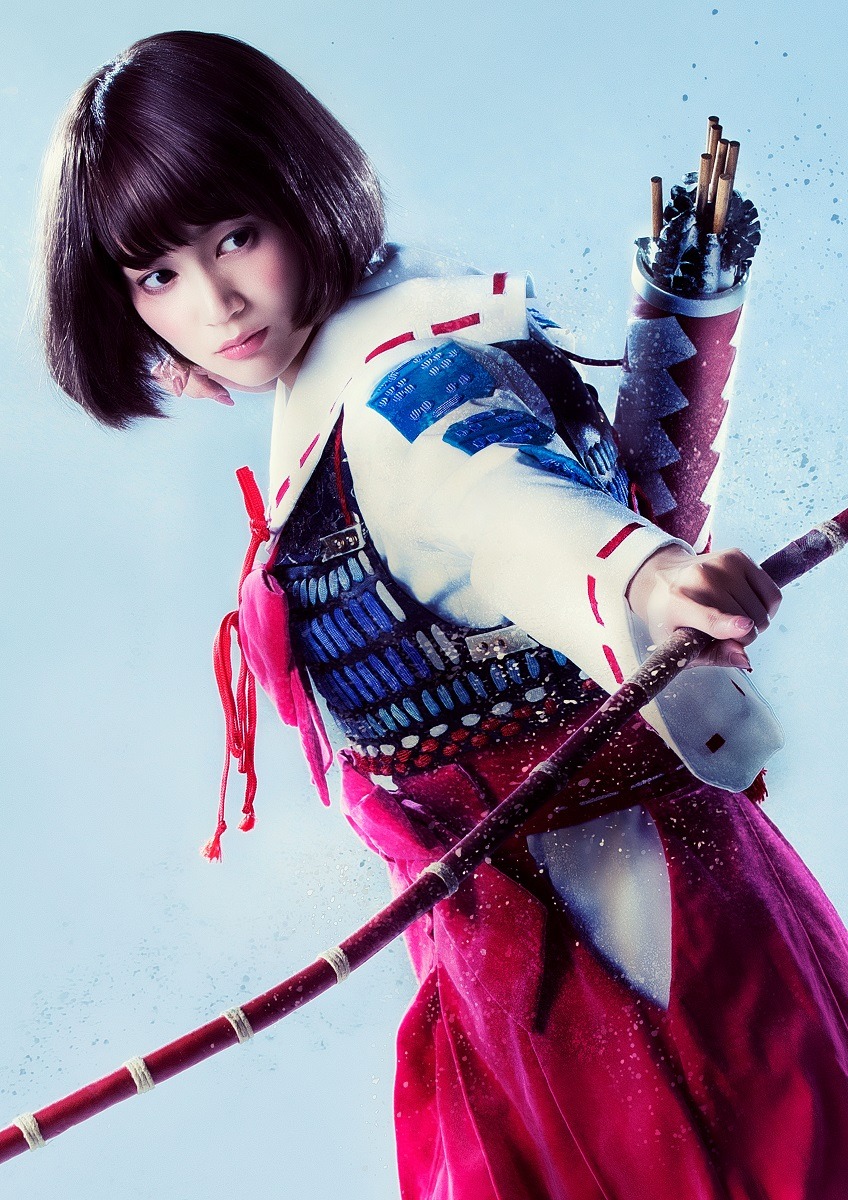 出口亜梨沙扮する鶴姫。