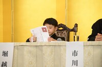 会見資料に目を通す堀越勸玄。