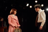 「セイムタイム・ネクストイヤー」より、左から野口かおる演じるドリス、山岸門人演じるジョージ。（撮影：齊木恵太）