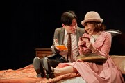 「セイムタイム・ネクストイヤー」より、左から山岸門人演じるジョージ、野口かおる演じるドリス。(撮影:齊木恵太)