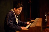 「セイムタイム・ネクストイヤー」より、山岸門人演じるジョージ。（撮影：齊木恵太）