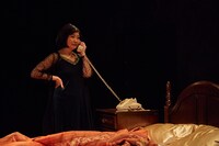 「セイムタイム・ネクストイヤー」より、野口かおる演じるドリス。（撮影：齊木恵太）