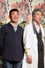 左から鄭義信、段田安則。