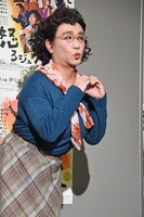 手でハートマークを作りながら撮影に応じる八嶋智人。