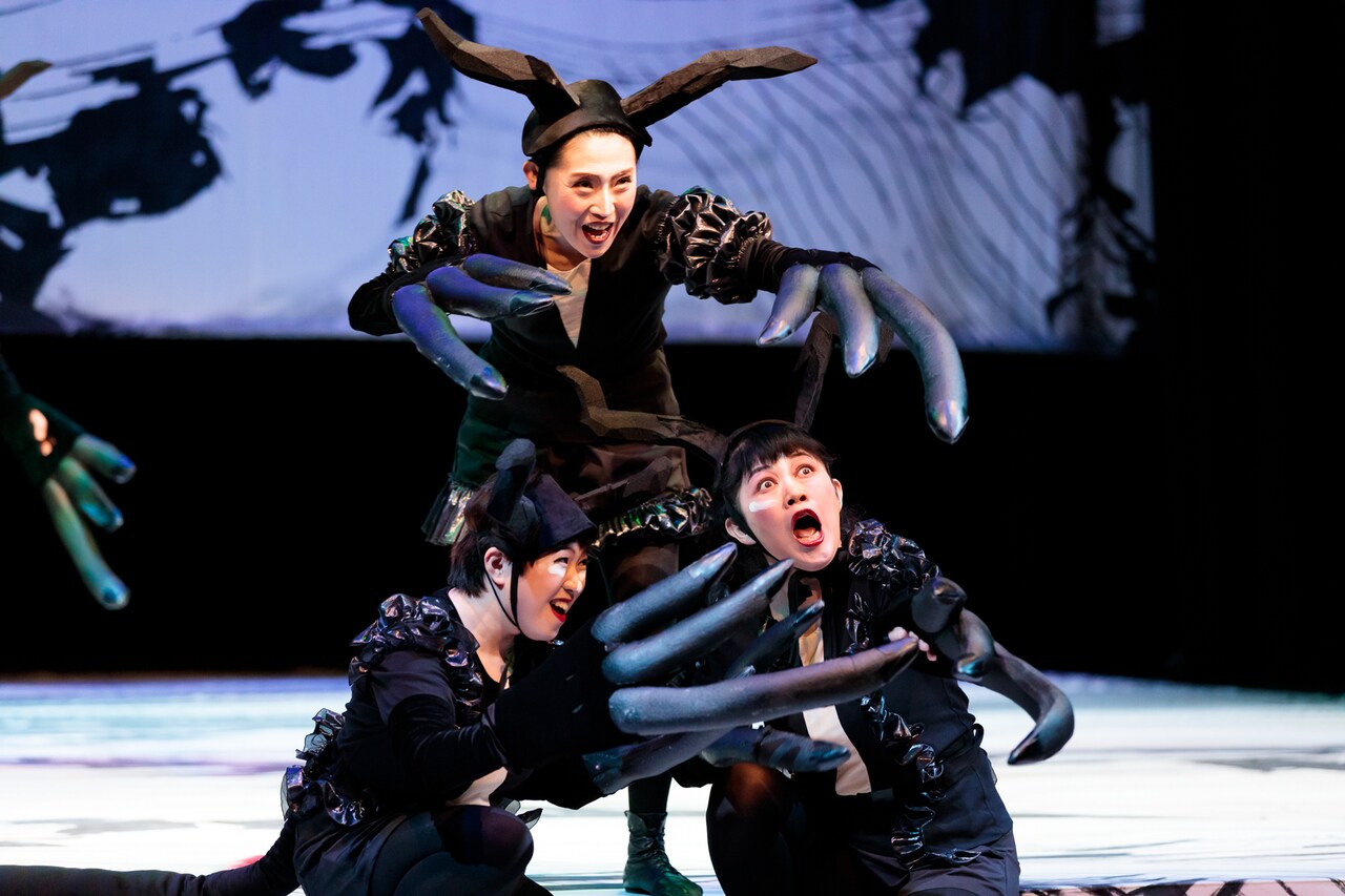 オペラシアターこんにゃく座公演 新作初演「オペラ『イワンのばか』」より。（撮影：前澤秀登）