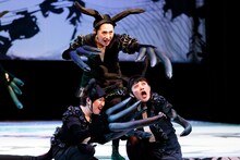 オペラシアターこんにゃく座公演 新作初演「オペラ『イワンのばか』」より。（撮影：前澤秀登）