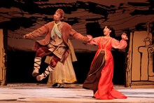 オペラシアターこんにゃく座公演 新作初演「オペラ『イワンのばか』」より。（撮影：前澤秀登）