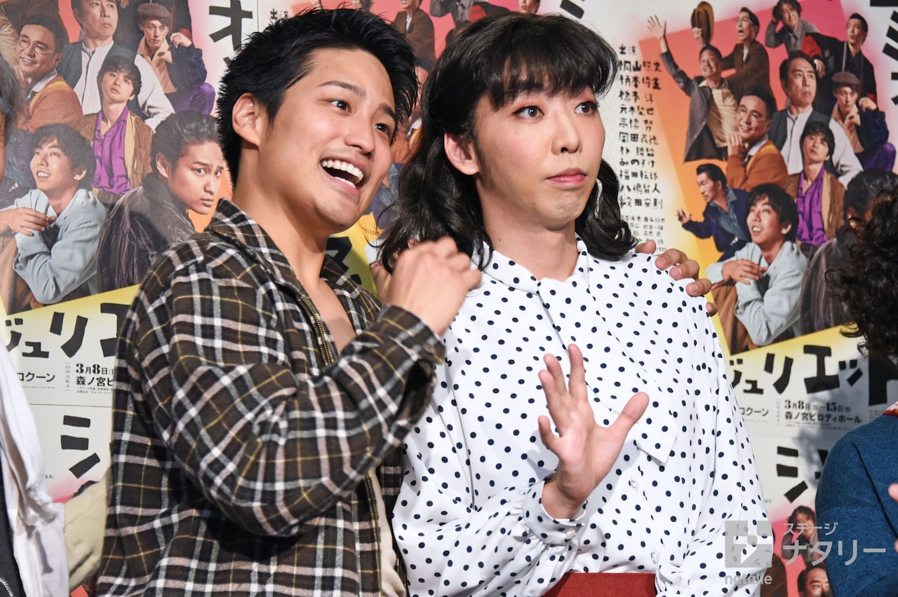 左から桐山照史、柄本時生。