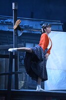 シアターコクーン・オンレパートリー2020「泣くロミオと怒（いか）るジュリエット」プレスコールより、ロミオへの恋心を独白しながら踊るジュリエット。