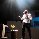 テーマはサラリーマン、スーツ姿で繰り広げるサーカス「CLONES」開幕