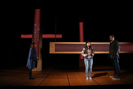 可児市文化創造センター×リーズ・プレイハウス 日英共同制作公演「野兎たち」より。（撮影：石川純）