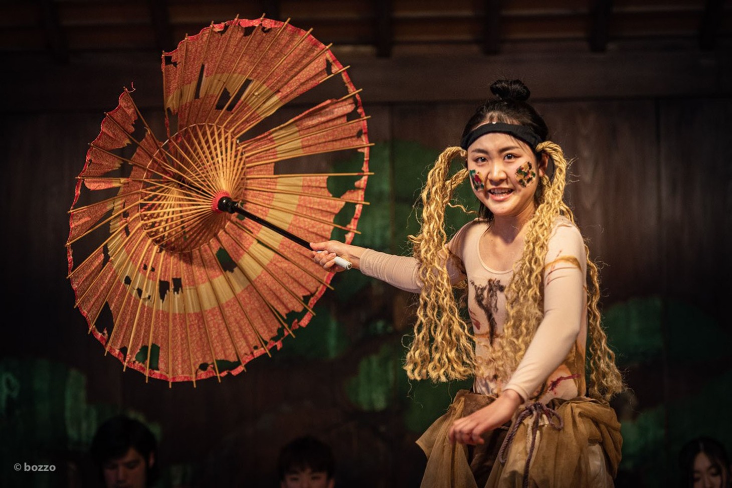 鮭スペアレ本公演 物狂い音楽劇「リヤ王」より。（Photo by bozzo）