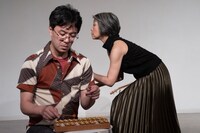 岡田智代×大谷能生「カシオペアの背中」初演より。(c)松本和幸