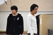 左から新田真剣佑、岸谷五朗。