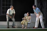 俳優座劇場プロデュースNo.109「彼らもまた、わが息子」より。（撮影：飯田研紀）