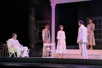 俳優座劇場プロデュースNo.109「彼らもまた、わが息子」より。（撮影：飯田研紀）