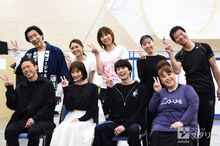 岸谷の「全員揃ってー！」の掛け声に合わせ「地球ゴージャスです！」と言いながら、ポーズを取るキャストたち。