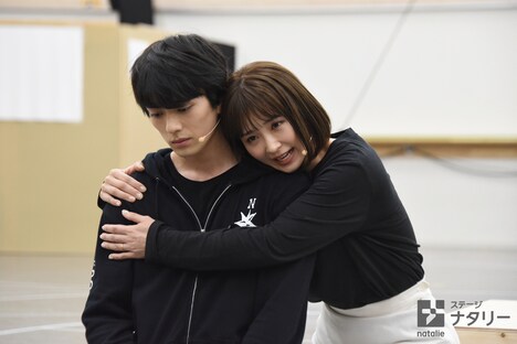 左から新田真剣佑、笹本玲奈。
