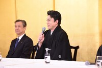 左から松竹の安孫子正副社長、松本幸四郎。