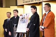 左から松竹の安孫子正副社長、松本白鸚、松本幸四郎、琴平町の片岡英樹町長。