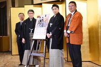 左から松竹の安孫子正副社長、松本白鸚、松本幸四郎、琴平町の片岡英樹町長。