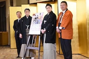 左から松竹の安孫子正副社長、松本白鸚、松本幸四郎、琴平町の片岡英樹町長。