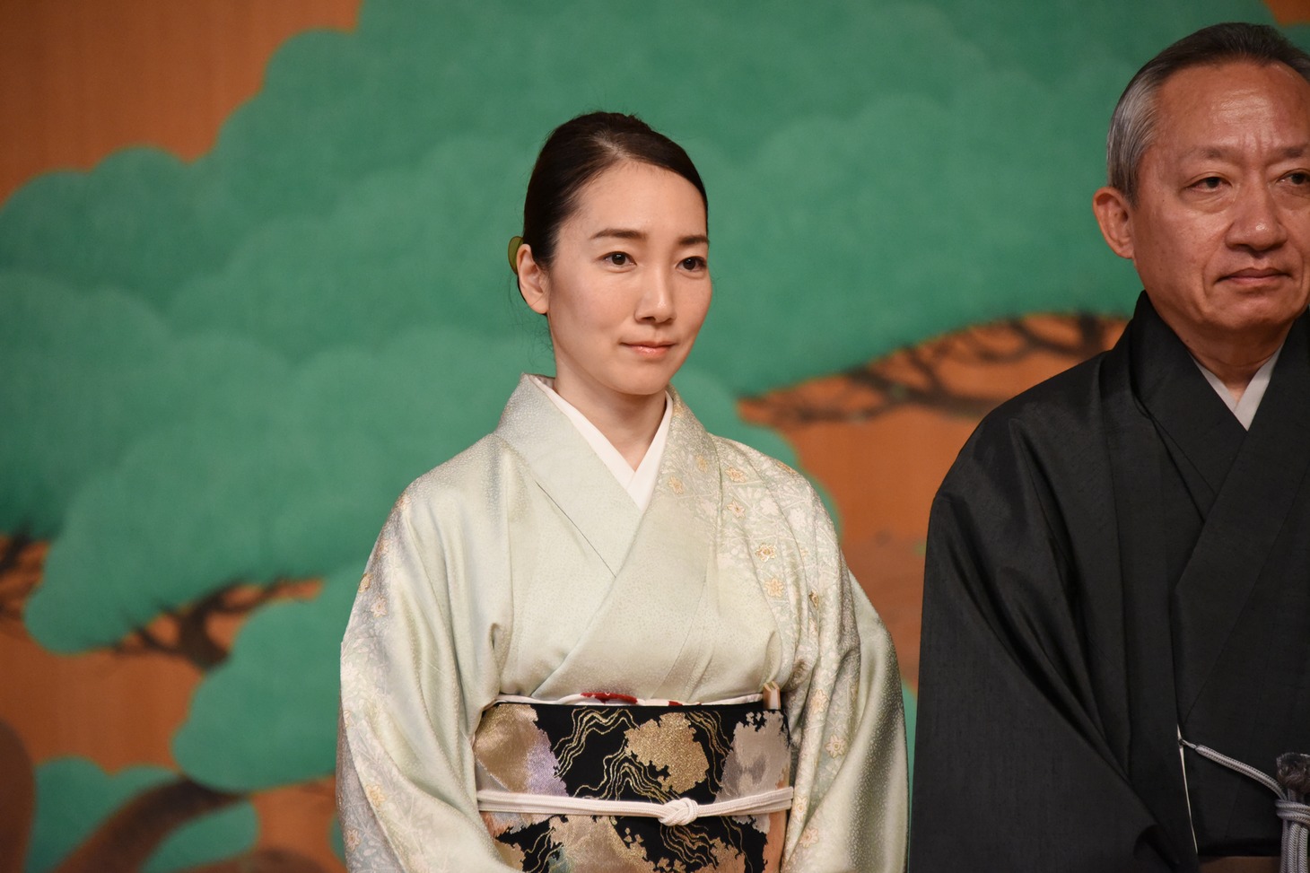左から尾上紫、桐竹勘十郎。