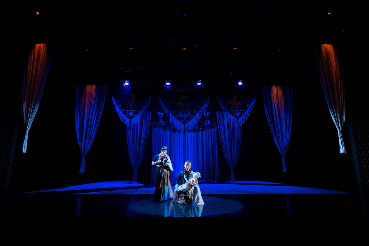 一緒に作品世界を旅して、今井朋彦演出のSPAC「メナム河の日本人」が開幕