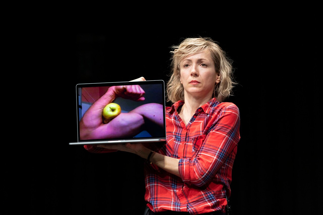 ジュゼッペ・キコ＆バルバラ・マティアヴィッチ「FORECASTING」（日本初演）より。（撮影：菅原康太）