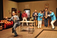 劇団イナダ組公演「カメヤ演芸場物語」より。