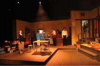 劇団イナダ組公演「カメヤ演芸場物語」より。