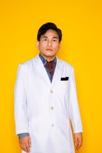 阿南健治の扮装ビジュアル。