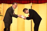 第71回読売文学賞贈賞式より、左から読売新聞東京本社の田中隆之取締役編集局長、松尾スズキ。