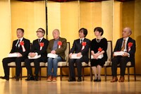 第71回読売文学賞贈賞式より。第71回読売文学賞贈賞式より。左から島田雅彦、松尾スズキ、津野海太郎、礒崎純一、川野里子、千葉文夫。